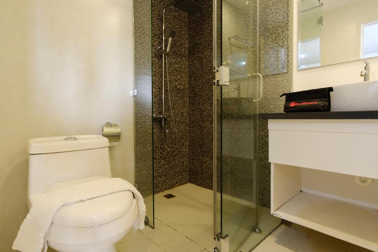 Reddoorz Plus @ Casino Street Makati Макати Экстерьер фото